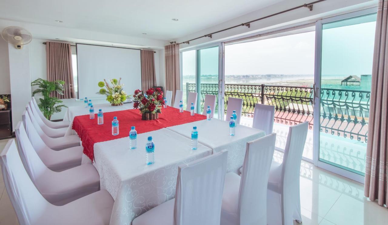 V Hotel فيينتيان المظهر الخارجي الصورة