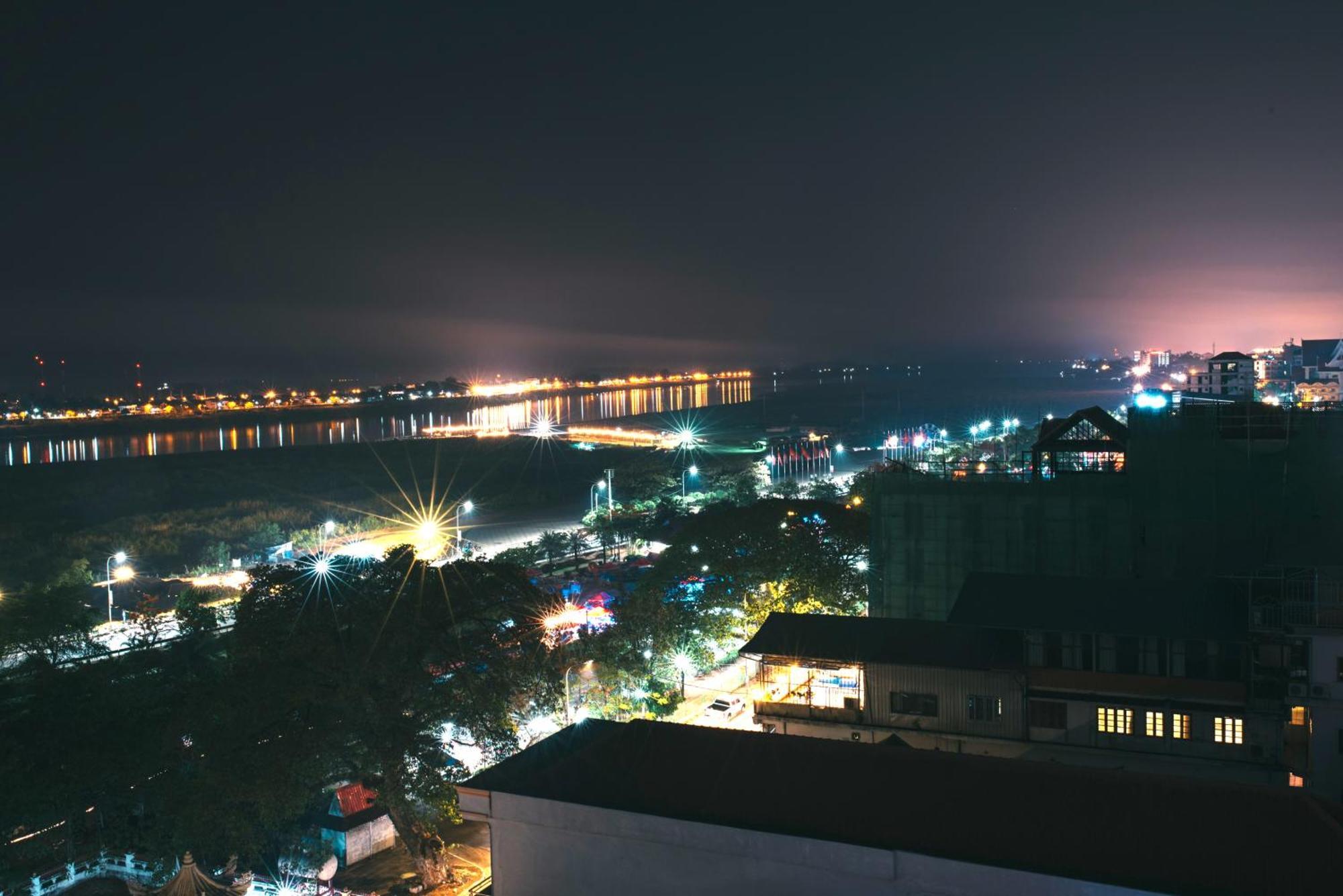 V Hotel فيينتيان المظهر الخارجي الصورة